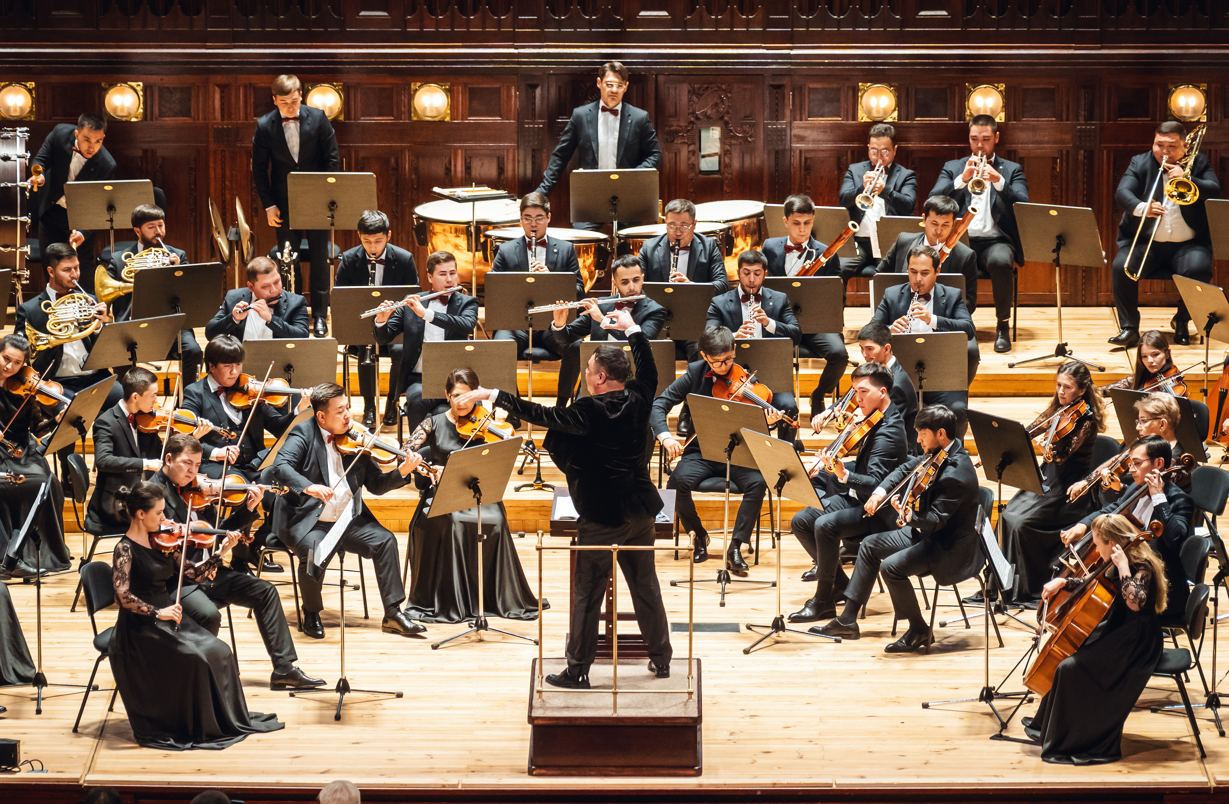 (Uzbek) O‘zbekiston davlat simfonik orkestrining Chexiya Respublikasining Praga shahrida joylashgan muhtasham “Smetana Hall” zalida konsert dasturi bo‘lib o‘tdi.
